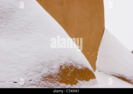 Nahaufnahme der Strebepfeiler im Schnee, St. Francis de Assisi Church, Ranchos de Taos, New Mexico Stockfoto