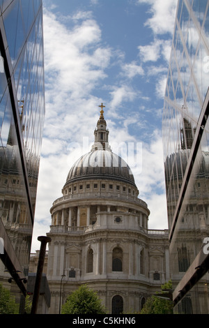Die Kuppel der St. Pauls Kathedrale in London, wie gesehen, von der eine neue Änderung Shopping Centre, Großbritannien Stockfoto