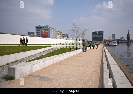 Fluss Gehweg an der Spree von der East Side Gallery, Berlin, Deutschland Stockfoto