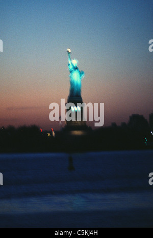 Freiheitsstatue in der Nacht, NYC Stockfoto