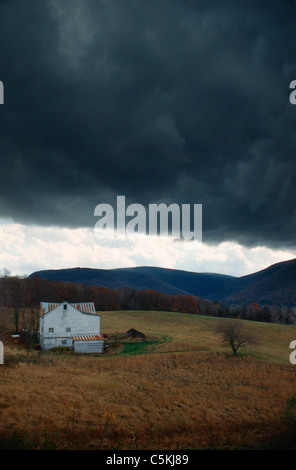 Bauernhof gegen bedrohliche Herbst Himmel, Hunter, NY.  Catskill Mountains Stockfoto
