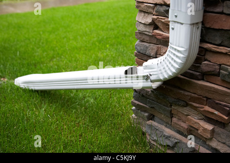 Drain Auslauf Erweiterung um Regen vom Gebäude und Keller in Kanada zu halten Stockfoto