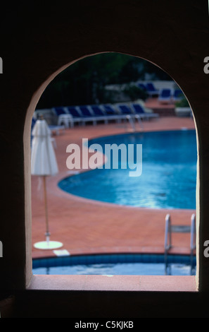 Pool von gewölbten Portal, Sardegna, Ital Stockfoto