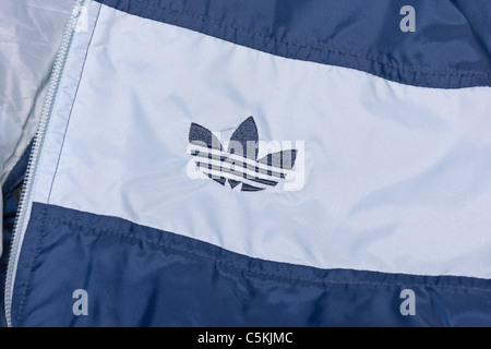 Adidas Marseille reichen Sportbekleidung Windjacke Herren Regenjacke in zweifarbig blau Nylon, mit Kapuze und durchgehendem Reißverschluss. Kleeblatt-Logo Detail. Stockfoto