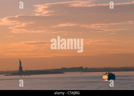 Staten Island Ferry und Statue von Liberty, New York Harbor, New York City Stockfoto