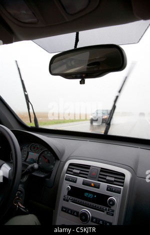 Autofahren durch schwere Gewitter und Überschwemmungen im südlichen Saskatchewan Kanada Stockfoto
