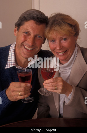 älteres paar Porträt Toasten Wein Stockfoto