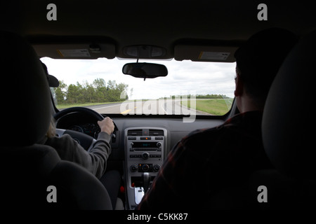 Paar fahren suv Crossover Auto Fahrzeug auf einer Kurve in Die Autobahn in den vereinigten Staaten usa Stockfoto