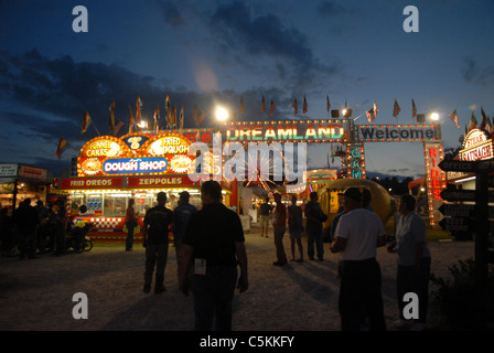 Die Menschen gehen über die in der Mitte der Addison County Feldtage Fair in New Haven, Vermont Stockfoto