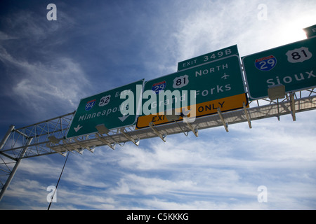 Interstate Zeichen für Grand forks, Minneapolis und Sioux City in North Dakota usa Stockfoto