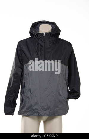 Lücke Anorak Overhead Cagoule Männer Regenjacke. Jacke mit Kapuze in schwarz und grau Nylon. Stockfoto