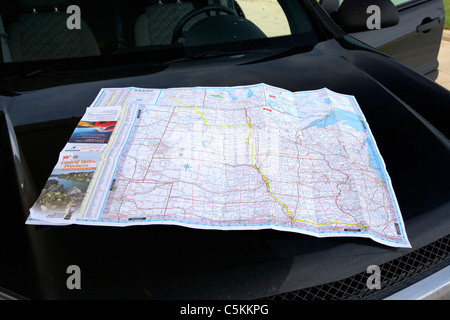 Karte der Staaten im mittleren Westen der Usa mit Route geplant in Textmarker auf der Motorhaube Stockfoto