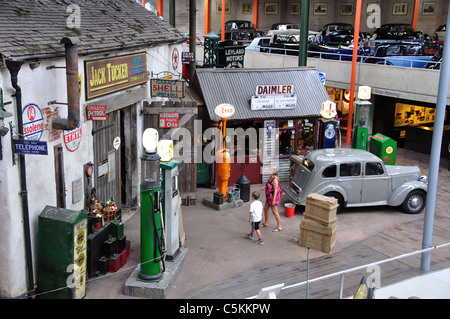 1938 arbeitet Hillman Minx auf Motor, Garage, das National Motor Museum Beaulieu, New Forest, Hampshire, England, Vereinigtes Königreich Stockfoto
