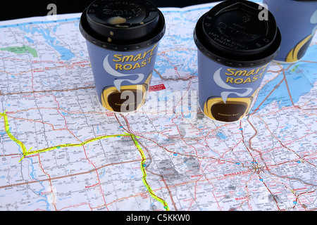 zwei Kaffee-Tassen-Karte der Staaten im mittleren Westen der Usa mit Route geplant in Textmarker auf der Motorhaube Stockfoto