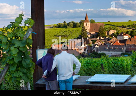 Paar genießt den Blick über den mittelalterlichen Dorf Hunawihr entlang der Weinstraße, Elsass Haut-Rhin-Frankreich Stockfoto