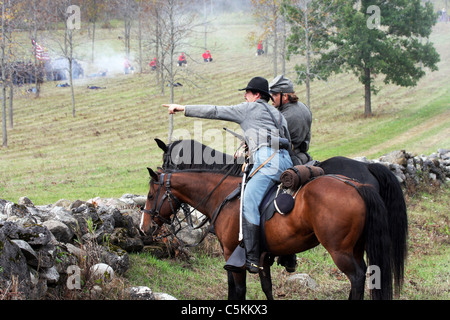 Eine südliche Soldaten des Bürgerkriegs auf dem Pferd Kalvarienberg zeigt an vorderster Front im Kampf Stockfoto