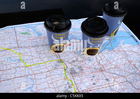 drei Kaffee-Tassen-Karte der Staaten im mittleren Westen der Usa mit Route geplant in Textmarker auf der Motorhaube Stockfoto
