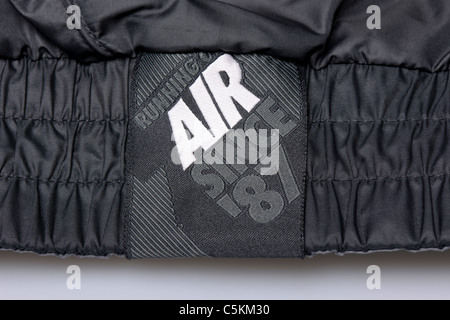 Nike Air Männer Windrunner Sportswear Regenjacke. Reversible schwarz mit Detail einseitig grau andererseits. Abzeichen-detail Stockfoto