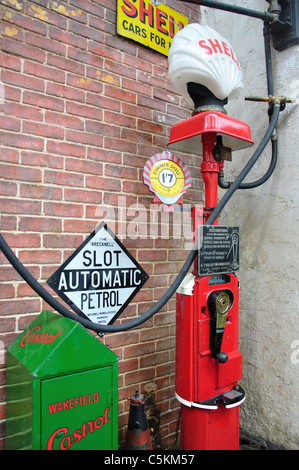 Benzin Pumpe und Zeichen, Motor Works Garage, The National Motor Museum, Beaulieu, New Forest, Hampshire, England, Vereinigtes Königreich Stockfoto
