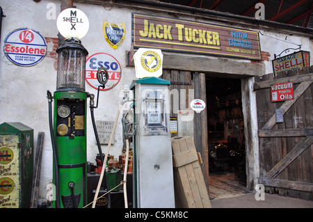 Motor läuft, Garage, das National Motor Museum Beaulieu, New Forest, Hampshire, England, Vereinigtes Königreich Stockfoto