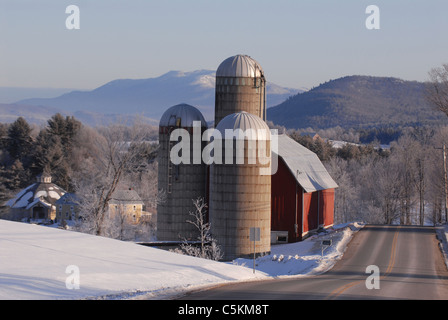 Eine Scheune und Silos bieten einen malerischen Blick Berge Hintergrund in Waitsfield, Vermont im Winter zieren. Stockfoto