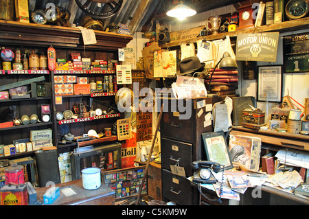 Überladen Büro am Motor arbeiten Garage, The National Motor Museum, Beaulieu, New Forest, Hampshire, England, Vereinigtes Königreich Stockfoto