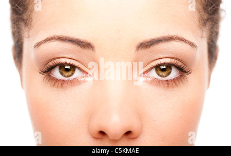 Schöne weibliche Augen als Fenster zur Seele auf Gesicht mit heller Haut, Gesundheitskonzept, isoliert. Stockfoto