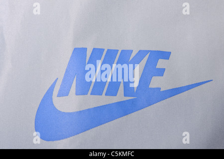 Herren Nike Windrunner Jacke in blau/grau Nike Swoosh-Logo Detail. Stockfoto