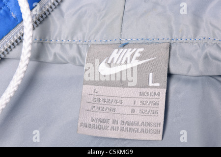 Men's Nike Windrunner jacket in blau/grau Kleidung waschen Pflegeetikett detail Stockfoto