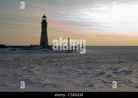 Leuchtturm, Sonnenuntergang und Eis erstickt Buffalo River, NY Stockfoto