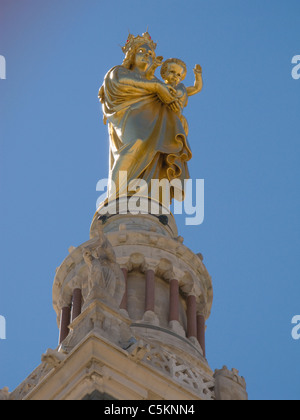 Vergoldete Statue der Madonna mit Kind, Kirche von Notre-Dame-de-la-Garde, Marseille, Frankreich Stockfoto