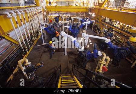 Zeigen Sie an Bord einer Erdgas bohren Platform Maui A mit Techniker an Stockfoto