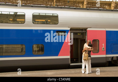 Paar, umarmen, durch die offene Tür eines Zuges vor Abfahrt am Bahnhof Nizza, Frankreich Stockfoto