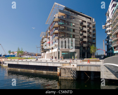 Eines modernen Wohnhauses auf einer Werft in Aker Brygge Bereich von Oslo, Norwegen Stockfoto