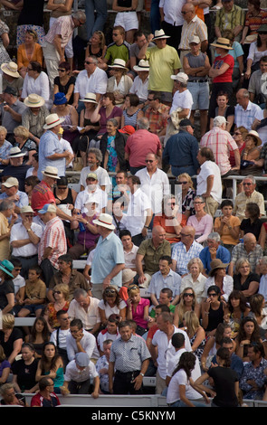 Menschen in der Menge bei einem Stierkampf in der römischen Arena, Arles, Frankreich Stockfoto