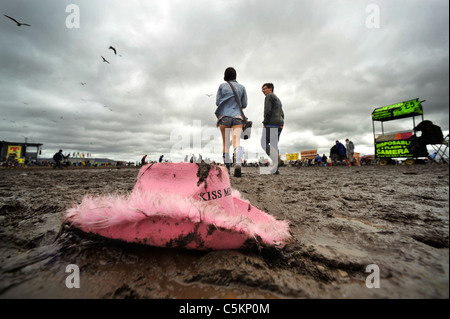 Musik-Fans Fuß durch den Schlamm beim Musikfestival. Stockfoto