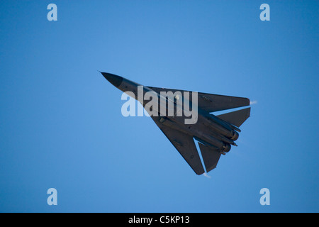 General Dynamics f-111 Düsenjäger Flugzeuge der Royal Australian Air Force von unten mit Geschwindigkeit mit Flügeln fliegen zurück gekehrt und Stockfoto