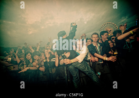 Fotograf in der Grube bei großen Musikfestivals. Stockfoto