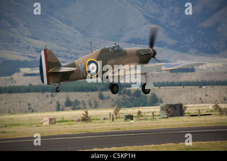 Hawker Hurricane WWII Kampfflugzeug in RAF Lackierung nehmen ab, Wanaka, Neuseeland Stockfoto