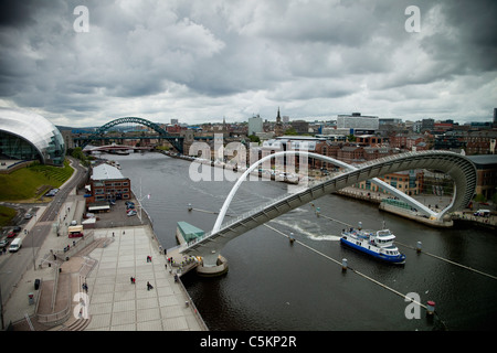 Millennium Fußgängerbrücke, ausgelöst, um Boot übergeben und Tyne Bridge am Fluss Tyne, zwischen Gateshead und Newcastle Upon Tyne zu ermöglichen, Stockfoto