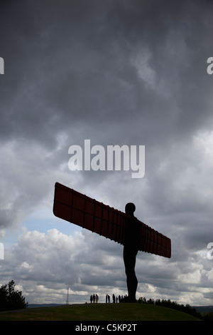 Der Engel des Nordens von Bildhauer Antony Gormley, Silhouette gegen stürmischen Himmel, in der Nähe von Gateshead, Tyne and Wear, England, UK Stockfoto