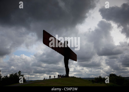 Der Engel des Nordens von Bildhauer Antony Gormley, Silhouette gegen stürmischen Himmel, in der Nähe von Gateshead, Tyne and Wear, England, UK Stockfoto