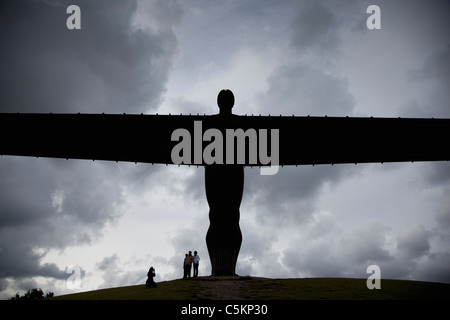 Der Engel des Nordens von Bildhauer Antony Gormley, Silhouette gegen stürmischen Himmel, in der Nähe von Gateshead, Tyne and Wear, England, UK Stockfoto