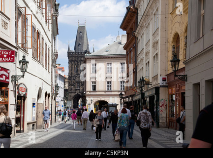 Pulverturm (Prasna Brana) von Celetna Straße, Prag, Tschechische Republik Stockfoto