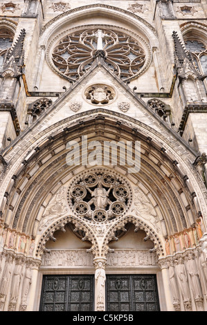 Eingang, Skulpturen, Friese und Statuen der Cathedral of Saint John the Divine, Manhattan New York. Stockfoto