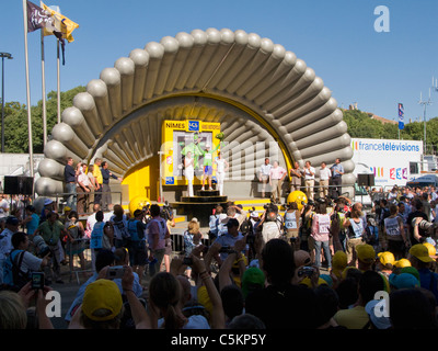 Ein Punkte-Sieger der Tour de France Radrennen, Oscar Freire, unter Beifall auf eine temporäre Bühne mit Hüpfburg Stockfoto