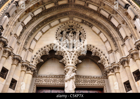 Eingang, Skulpturen, Friese und Statuen der Cathedral of Saint John the Divine, Manhattan New York. Stockfoto