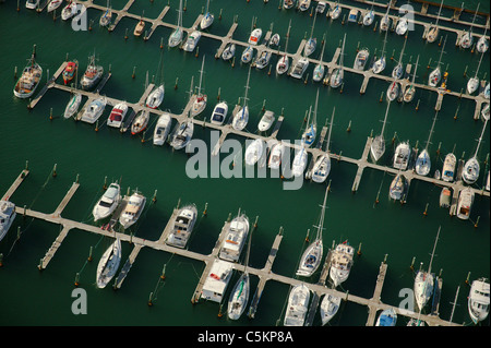 Luftaufnahme des Chaffers Marina, mit kleinen Booten und Yachten an Liegeplätzen, Wellington, Neuseeland Stockfoto