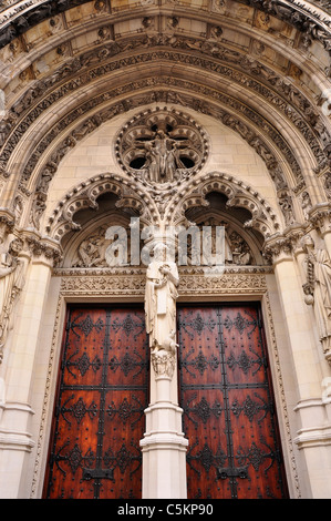 Eingang, Skulpturen, Friese und Statuen der Cathedral of Saint John the Divine, Manhattan New York. Stockfoto