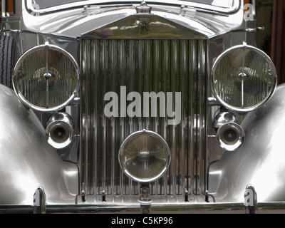 Cose-Up der Windschutzscheibe ein Rolls Royce Phantom, 1936-Modell, mit Kühler und Scheinwerfer Stockfoto